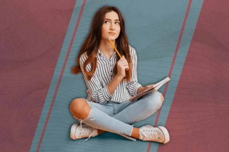 menina sentada com caderno na mão pensando sobre como escrever bem