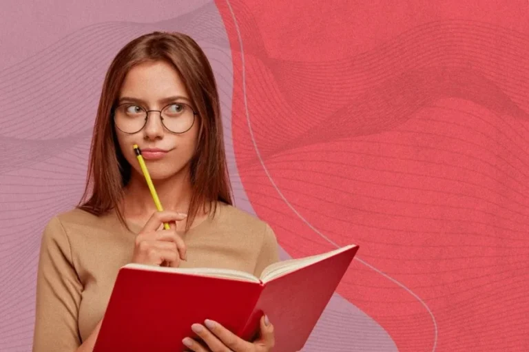 Mulher com livro nas mãos pensando em como lancar um livro