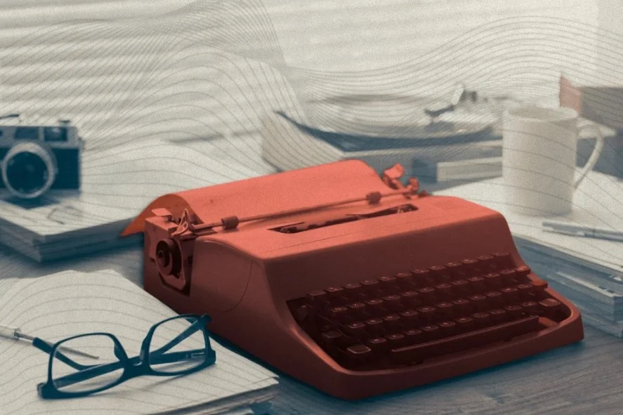 livro reportagem - na imagem máquina de escrever sobre uma mesa de escritório