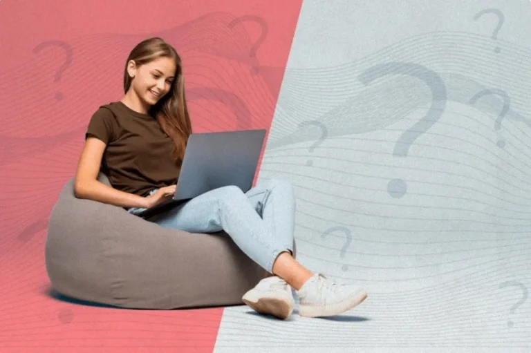 mulher sentada sobre um puff digitando no notebook - revisão do livro