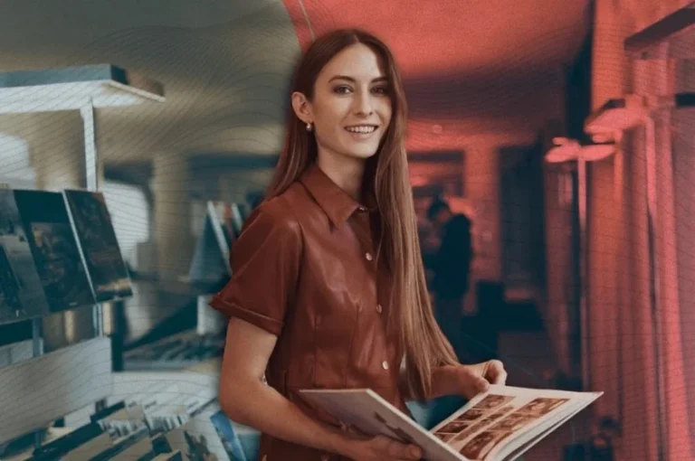 mulher segurando um livro e sorrindo - autopublicação