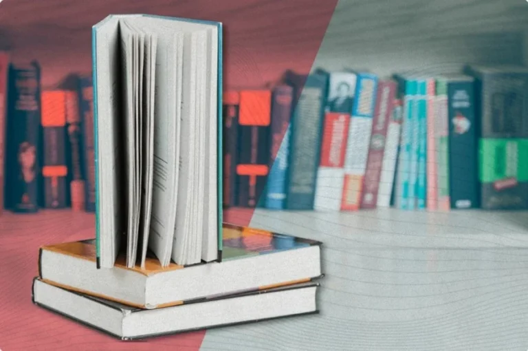 Livros sobre uma mesa com outros livros enfileirados ao fundo - gênero literário