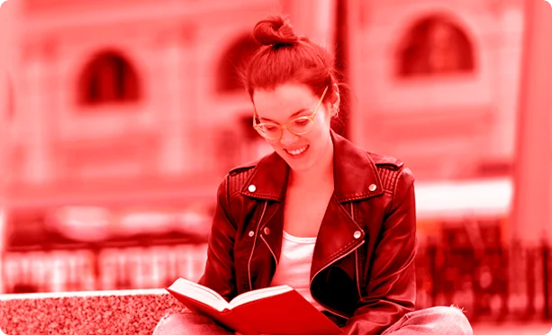 mulher sorrindo e lendo um livro - editora de livros - publique com a editora viseu