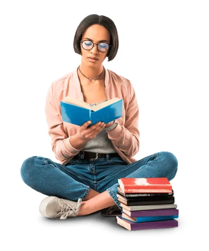 mulher de óculos e cabelo curto, sentada lendo um livro ao lado de uma pilha de livros- como publicar um livro com uma editora de livros