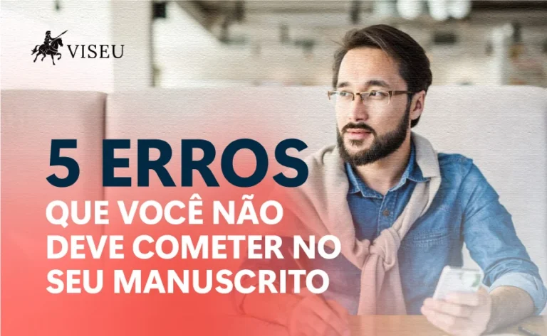 Manuscrito de Livro - Homem com olhar pensativo em uma escrivaninha com celular na mão