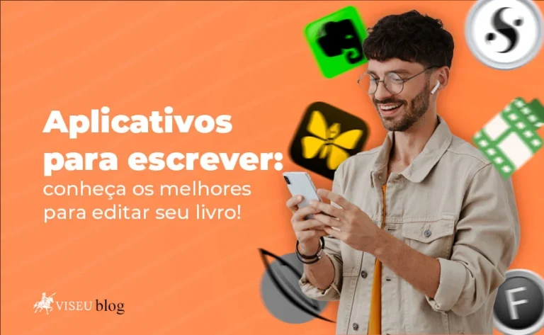 Imagem de jovem rapaz de óculos sorrindo com o smartphone na mão