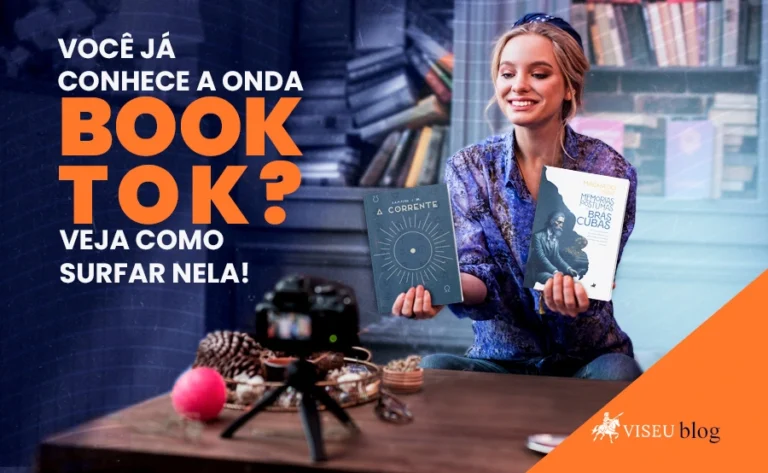 Moça jovem loira gravando vídeo com dois livros nas mãos
