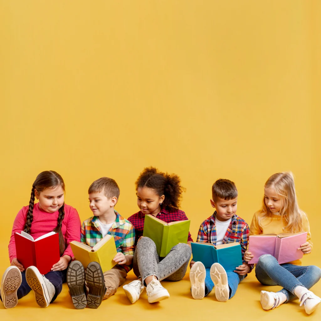 Crianças sentadas com livros na mão
