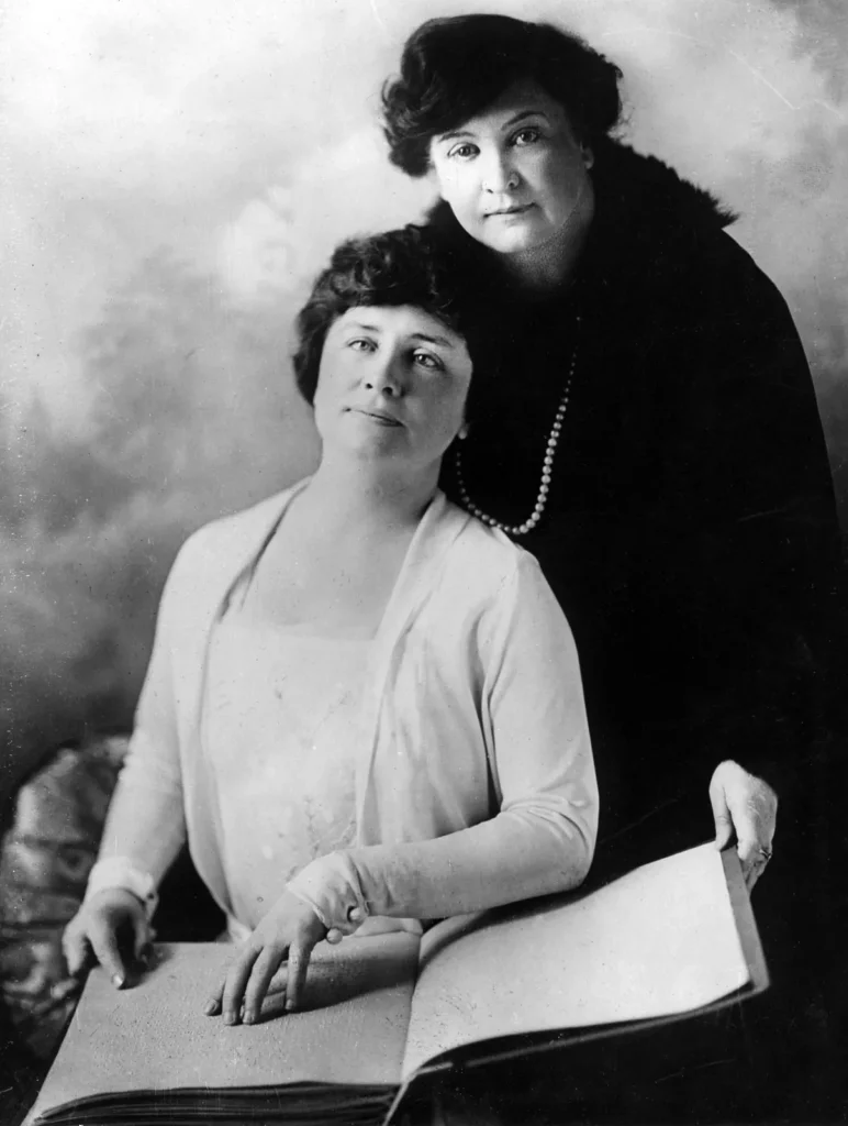 Helen Keller e sua professora Anne Sullivan em 1920